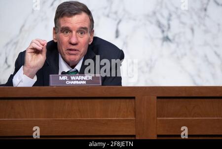 Washington, Stati Uniti. 14 Apr 2021. IL senatore AMERICANO Mark Warner, democratico della Virginia e presidente della Commissione di selezione del Senato sull'intelligenza, tiene un'audizione sulle minacce mondiali, a Capitol Hill, Washington, DC, 14 aprile 2021. (Foto di Pool/Sipa USA) Credit: Sipa USA/Alamy Live News Foto Stock