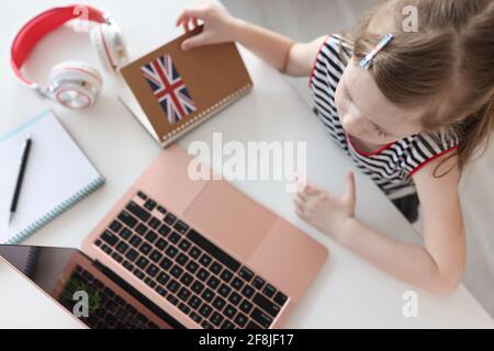 La bambina impara le lingue straniere sul computer portatile Foto Stock