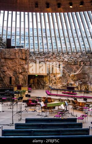 Helsinki, Finlandia - 10 marzo 2017: Vista della Chiesa di Temppeliaukio (Chiesa della roccia) dal balcone Foto Stock