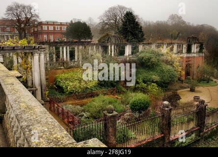 Inverforth House, giardini murati e Pergola, Golders Hill Park, Golders Green, Londra Foto Stock