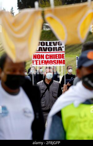 Roma, Italia. 13 Apr 2021. Dimostrazione dei mercanti e ristoratori italiani (chef, alberghi, wine bar, bar e proprietari di ristoranti) al Circus Maximus contro le chiusure rilasciate dal Governo per combattere la pandemia del Covid-19. Roma (Italia), 13 Aprile 2021 Photo Samantha Zucchi Insifefoto Credit: Insifefoto srl/Alamy Live News Foto Stock