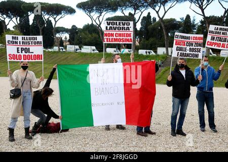 Roma, Italia. 13 Apr 2021. Dimostrazione dei mercanti e ristoratori italiani (chef, alberghi, wine bar, bar e proprietari di ristoranti) al Circus Maximus contro le chiusure rilasciate dal Governo per combattere la pandemia del Covid-19. Roma (Italia), 13 Aprile 2021 Photo Samantha Zucchi Insifefoto Credit: Insifefoto srl/Alamy Live News Foto Stock