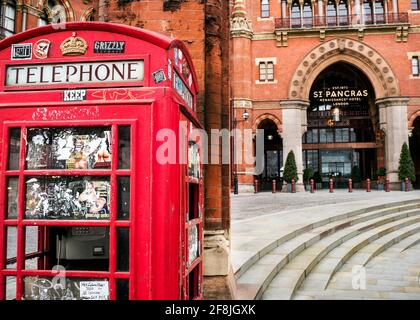 Telefono a pagamento all'ingresso della stazione ferroviaria di St Pancras Foto Stock