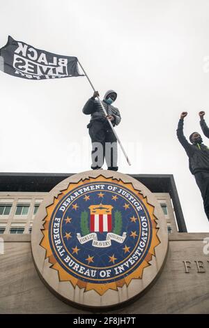 Brooklyn Center, Stati Uniti. 13 Apr 2021. I manifestanti marciano vicino al Brooklyn Center Police Department il 13 aprile 2021 a Brooklyn Center, Minnesota, dopo l'uccisione di Daunte Wright. Foto: Chris Tuite/ImageSPACE Credit: Imagespace/Alamy Live News Foto Stock