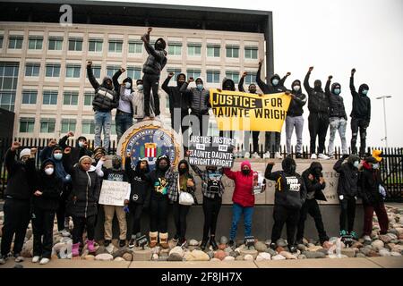 Brooklyn Center, Stati Uniti. 13 Apr 2021. I manifestanti marciano vicino al Brooklyn Center Police Department il 13 aprile 2021 a Brooklyn Center, Minnesota, dopo l'uccisione di Daunte Wright. Foto: Chris Tuite/ImageSPACE Credit: Imagespace/Alamy Live News Foto Stock