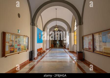 SIVIGLIA, SPAGNA, 24 GIUGNO 2019: Corridoio all'università di Siviglia, Spagna Foto Stock