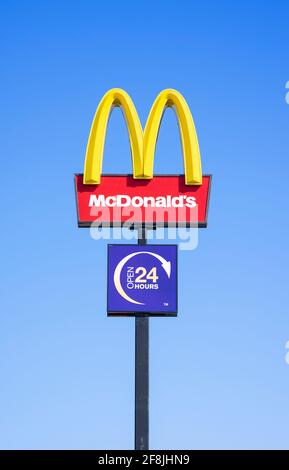McDonalds segno UK 24 ore mcdonalds drivethru McDonalds ristorante Victoria Retail Park Netherfield Nottingham East Midlands Inghilterra GB logo UK Foto Stock
