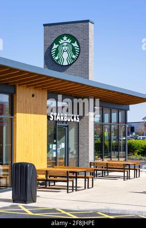 Starbucks cafe con posti a sedere all'aperto, Starbucks UK cafe e drive-thru Victoria Retail Park Netherfield Nottingham East Midlands Inghilterra GB UK Europa Foto Stock
