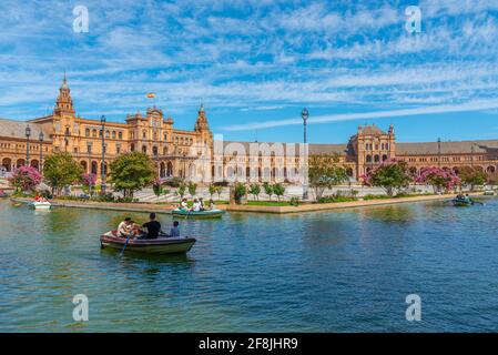 SIVIGLIA, SPAGNA, 24 GIUGNO 2019: La gente sta girovagando su una barca a Plaza de Espana a Siviglia, Spagna Foto Stock