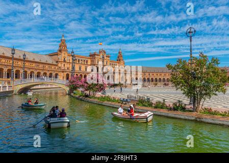 SIVIGLIA, SPAGNA, 24 GIUGNO 2019: La gente sta girovagando su una barca a Plaza de Espana a Siviglia, Spagna Foto Stock