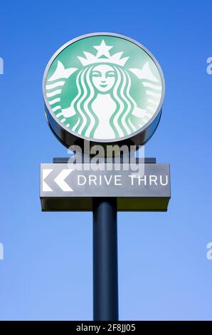 Cartello Starbucks Drive-Thru con il logo Starbucks Foto Stock