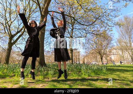 Due giovani donne si divertono a scattare selfie a Green Park, Londra, Regno Unito Foto Stock