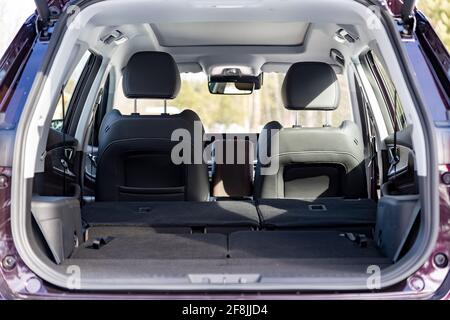 Mosca, Russia - Marzo, 18.2021: Vano vuoto interno vuoto con sedili flor piatti di nuovo moderno SUV Chery tiggo 8 pro minivan da sette posti cinese Foto Stock