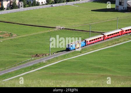 SAMEDAN, SVIZZERA - 13 settembre 2014: Il treno dal rhb sulla linea albla Foto Stock
