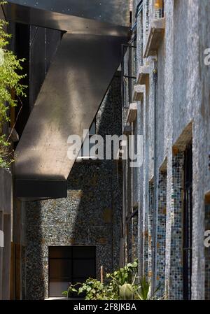 Corridoio laterale esterno con passerelle in acciaio. Córdoba 223, Città del Messico, Messico. Architetto: BAAQ , 2019. Foto Stock