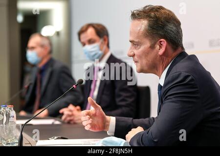 Il Ministro della Comunità tedesco Oliver Paasch ha raffigurato durante una stampa conferenza dopo una riunione del comitato consultivo con i ministri di t Foto Stock