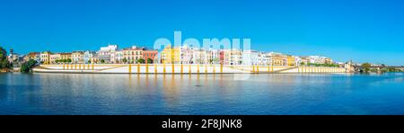 SIVIGLIA, SPAGNA, 25 GIUGNO 2019: Quartiere Triana dietro il fiume Guadalquivir a Siviglia, Spagna Foto Stock