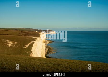 Guardando verso est sulle scogliere di Seven Sisters verso Birling Gap Da Rough Brow (22) Foto Stock