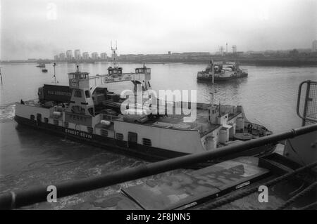 Woolwich Ferry Londra pieno di auto e camion Foto Stock