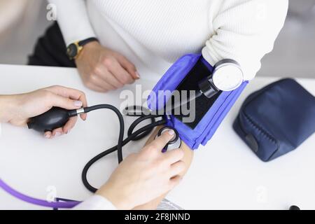Medico che misura la pressione sanguigna del paziente con il closeup del tonometro Foto Stock