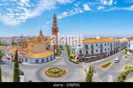 CARMONA, SPAGNA, 24 GIUGNO 2019: Chiesa di San Pedro nella città spagnola di Carmona Foto Stock