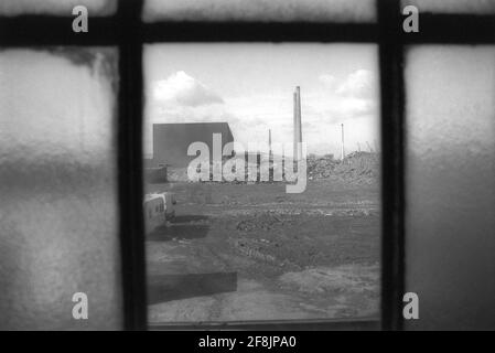 vista del legno e dei rifiuti dalla finestra della fabbrica Foto Stock