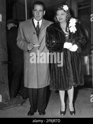 HUMPHREY BOGART e la sua terza moglie MAYO METHOT in arrivo Il 16° Premio annuale dell'Accademia il 2 marzo 1944 all'indirizzo Grauman's Chinese Theatre a Hollywood quando Bogart era un Best Attore candidato per CASABLANCA (1942) Foto Stock