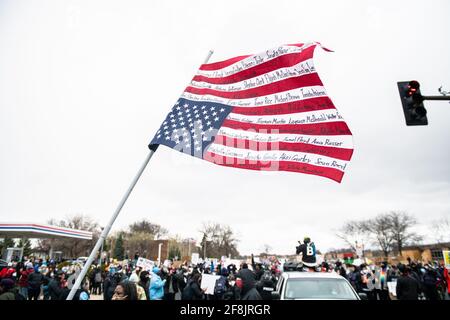 Brooklyn Center, Stati Uniti. 13 Apr 2021. I manifestanti marciano vicino al Brooklyn Center Police Department il 13 aprile 2021 a Brooklyn Center, Minnesota, dopo l'uccisione di Daunte Wright durante una fermata del traffico vicino a Minneapolis. Foto: Chris Tuite/ImageSPACE/Sipa USA Credit: Sipa USA/Alamy Live News Foto Stock