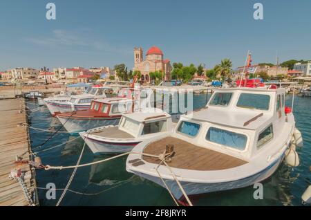 Porto di affascinante città di Egina con yacht e barche di pescatori ormeggiati nell'isola di Egina, Golfo Saronico, Grecia, in una soleggiata mattina estiva Foto Stock