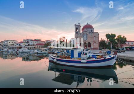 Porto di affascinante città di Egina con yacht e barche di pescatori ormeggiati nell'isola di Egina, Golfo Saronico, Grecia, al tramonto. Foto Stock