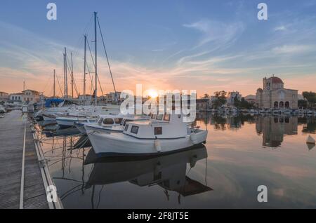 Porto di affascinante città di Egina con yacht e barche di pescatori ormeggiati nell'isola di Egina, Golfo Saronico, Grecia, al tramonto. Foto Stock