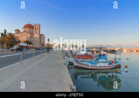 Porto di affascinante città di Egina con yacht e barche di pescatori ormeggiati nell'isola di Egina, Golfo Saronico, Grecia, al tramonto. Foto Stock