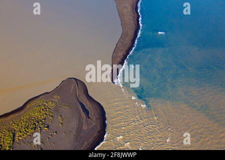 Vista aerea su Landeyjarsandur che mostra la spiaggia con sabbia vulcanica nera e acqua marrone carico di sedimenti che fluiscono in mare in estate, Islanda Foto Stock