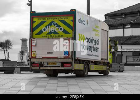 Servizio di emergenza climatico camion di recupero rifiuti alimentari presso Pier Approach, Bournemouth, Dorset UK in aprile - squadra di recupero olio di cucina Foto Stock