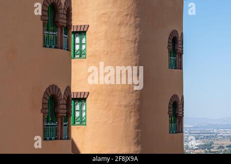 Particolare della facciata di un hotel emblematico a Granada (Spagna) sulla collina dell'Alhambra, da cui si può vedere l'intera città Foto Stock