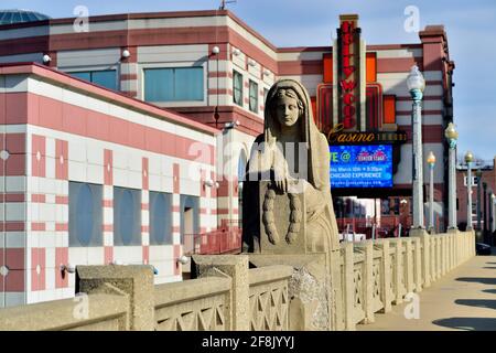 Aurora, Illinois, Stati Uniti. Figura sul New York Street Memorial Bridge ad Aurora. Il ponte è stato dedicato nel 1931 e costruito in stile art moderne. Foto Stock