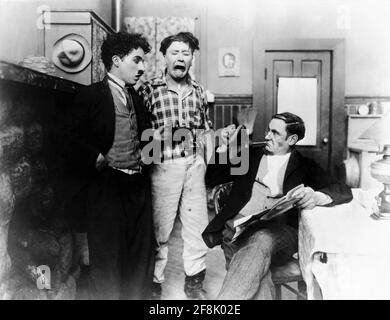 CHARLIE CHAPLIN PADDY McGuire e ERNEST VAN PELT nel TRAMP 1915 direttore CHARLES CHAPLIN assistente direttore Ernest Van Pelt L'Essanay Film Manufacturing Company Foto Stock