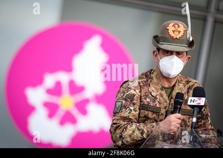 Torino, Italia. 14 aprile 2021. Il generale Francesco Paolo Figliuolo, commissario speciale COVID-19 italiano, interviene durante una visita ad un nuovo centro di vaccinazione nell'edificio Lingotto. Credit: Nicolò campo/Alamy Live News Foto Stock