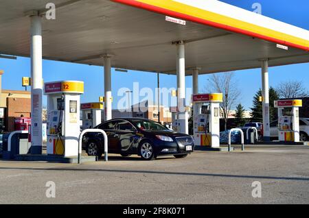 South Elgin, Illinois, Stati Uniti. Una moderna stazione di servizio situata in un'isola all'aperto in un centro commerciale in una comunita' suburbana di Chicago. Foto Stock