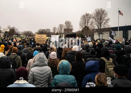 Brooklyn Center, Stati Uniti. 13 Apr 2021. I manifestanti marciano vicino al Brooklyn Center Police Department il 13 aprile 2021 a Brooklyn Center, Minnesota, dopo l'uccisione di Daunte Wright durante una fermata del traffico vicino a Minneapolis. Foto: Chris Tuite/ImageSPACE/Sipa USA Credit: Sipa USA/Alamy Live News Foto Stock