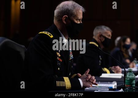 Washington, Stati Uniti d'America. 14 Apr 2021. SCOTT Berrier, direttore dell'agenzia DIA Intelligence, guarda durante un'audizione del Comitato di intelligence del Senato sulle "minacce internazionali", a Capitol Hill, a Washington, mercoledì 14 aprile, 2021Crediti: Graeme Jennings/Pool via CNP | Usage worldwide Credit: dpa/Alamy Live News Foto Stock