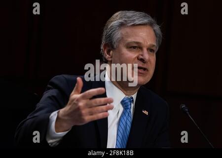 Washington, Stati Uniti d'America. 14 Apr 2021. Christopher Wray, direttore dell'FBI, parla durante un'audizione del Comitato di intelligence del Senato sulle "minacce globali", a Capitol Hill, a Washington, mercoledì 14 aprile, 2021Crediti: Graeme Jennings/Pool via CNP | Usage worldwide Credit: dpa/Alamy Live News Foto Stock