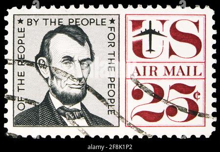 MOSCA, RUSSIA - 7 OTTOBRE 2019: Francobollo stampato negli Stati Uniti Mostra Abraham Lincoln, AirMail 1952-1967 serie, 25 c - United States Cent, ci Foto Stock