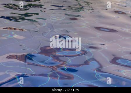 Superficie d'acqua ondulata in una fontana in tonalità blu Foto Stock