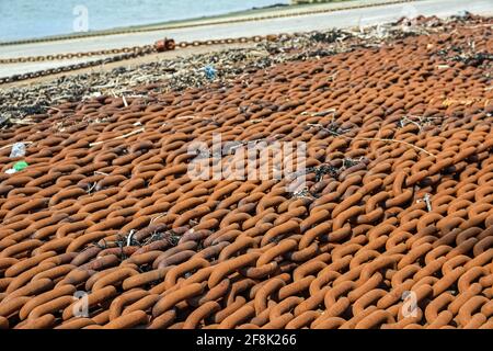 Catene arrugginite accanto allo scivolo di carico per i traghetti Torpoint. I traghetti Torpoint sul Hamoaze con Torpoint sullo sfondo. Così come linki Foto Stock