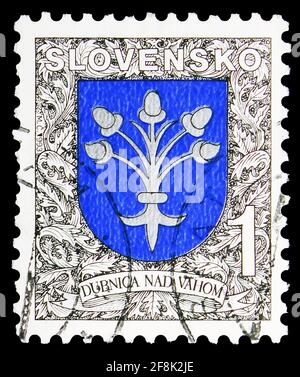 MOSCA, RUSSIA - 7 OTTOBRE 2019: Francobollo stampato in Slovacchia mostra Dubnica nad Vahom, numeri definitivi - Serie Coat of Arms, circa 1993 Foto Stock