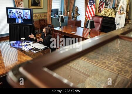 Washington, DC. 14 Apr 2021. Il Vicepresidente AMERICANO Kamala Harris parla durante un incontro virtuale sulla crisi migratoria, nell'ufficio Ceremonial del Vice Presidente dell'Eisenhower Executive Office Building nel campus della Casa Bianca, della crisi migratoria il 14 aprile 2021 a Washington, DC. Credit: Oliver Contreras/Pool via CNP | Usage worldwide Credit: dpa/Alamy Live News Foto Stock