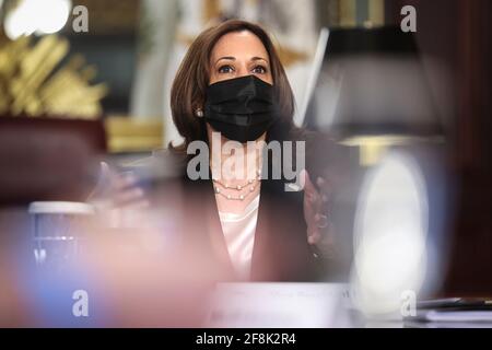 Washington, DC. 14 Apr 2021. Il Vicepresidente AMERICANO Kamala Harris parla durante un incontro virtuale sulla crisi migratoria, nell'ufficio Ceremonial del Vice Presidente dell'Eisenhower Executive Office Building nel campus della Casa Bianca, della crisi migratoria il 14 aprile 2021 a Washington, DC. Credit: Oliver Contreras/Pool via CNP/dpa/Alamy Live News Foto Stock