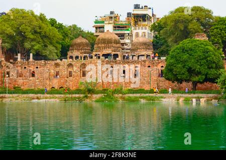 Vista del complesso storico Hauz Khas, un complesso di villaggio medievale con lago che è ora un'attrazione turistica a Delhi. Foto Stock