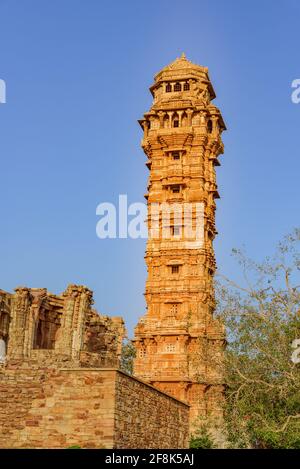 Vijaya Stambha 'monumento della vittoria' costruito dal re di Mewar Rana Kumbha nell'anno 1448 al forte di Chittorgarh nel Rajasthan, India per commemorare la vittoria o Foto Stock